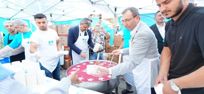 BAŞKAN AHMET CİN MUHARREM AYI NEDENİYLE VATANDAŞLARA AŞURE İKRAMINDA BULUNDU