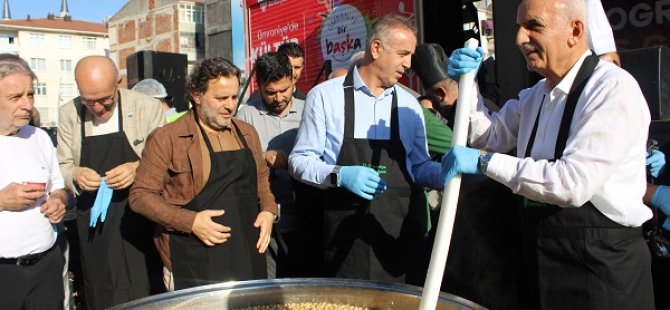 ÜMRANİYE'DE AŞURE BEREKETİ 20 BİN KİŞİYLE PAYLAŞILDI