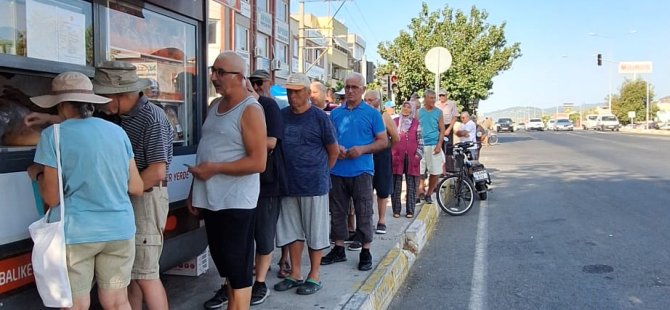 ALTINOLUK'TA HALK EKMEK KUYRUĞU:EMEKLİLER EKMEK ALBAİLMEK İÇİN ERKEN SAATLERDE SIRAYA GİRİYOR