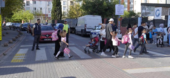 KARTAL BELEDİYESİ ZABITA EKİPLERİNDEN OKULLARDA GÜVENLİ TRAFİK UYGULAMASI