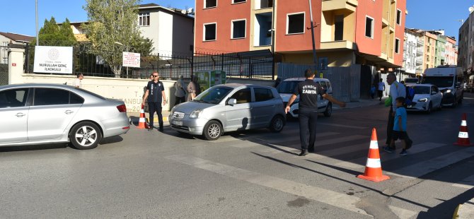 PENDİK BELEDİYESİ ZABITA EKİPLERİ OKUL ÖNLERİNDE GÜVENLİĞİ SAĞLIYOR