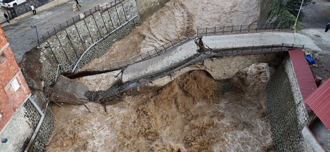 ARTVİN'DE MEYDANA GELEN ŞİDDETLİ YAĞIŞ  TARİHİ KÖPRÜYÜ YIKTI