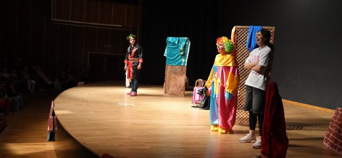 KARTAL BELEDİYESİ'NDEN MİNİKLERE RENKLİ TİYATRO ŞÖLENİ