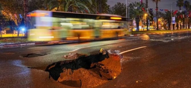 SAĞANAK YAĞIŞ İSTANBUL'DA YOLU ÇÖKERTTİ