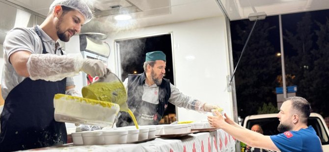 ÜMRANİYE’DE HER GÜN BİNLERCE KİŞİYE SICAK ÇORBA İKRAMI