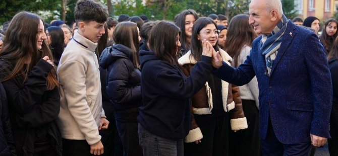 BAŞKAN YILDIRIM, BAYRAK TÖRENİNDE ÖĞRENCİLERLE BİR ARAYA GELDİ