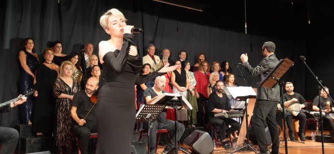 'KASIM AYINA YAKIŞAN ŞARKILAR'DİNLEYENLERE MÜZİK ZİYAFETİ YAŞATTI