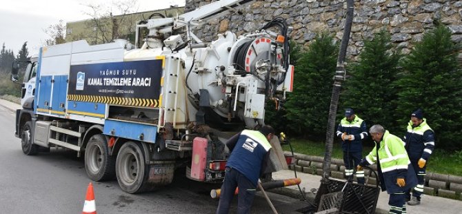 YAĞMUR SUYU KANALLARINI VE MAZGALLARI TEMİZLİYORLAR
