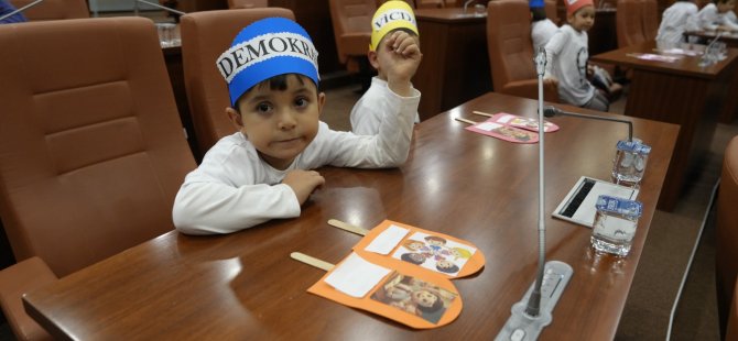 KREŞ ÖĞRENCİLERİNDEN ÖRNEK DEMOKRASİ DAVRANIŞI