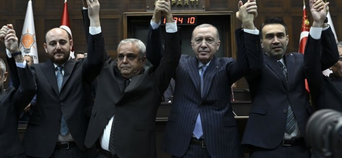 CUMHURBAŞKANI ERDOĞAN CHP OYLARIYLA SEÇİLEN 3 MİLLETVEKİLİNE ROZETLERİ TAKTI