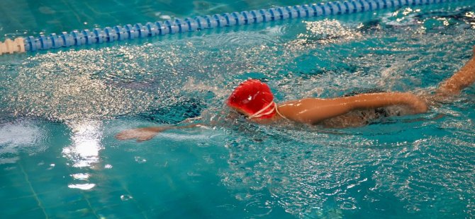 ÜMRANİYE’DEN OLİMPİYAT HAYALİNE: GENÇ YÜZÜCÜ EMİR DENİZ KILIÇ ZİRVEYE KULAÇ ATIYOR