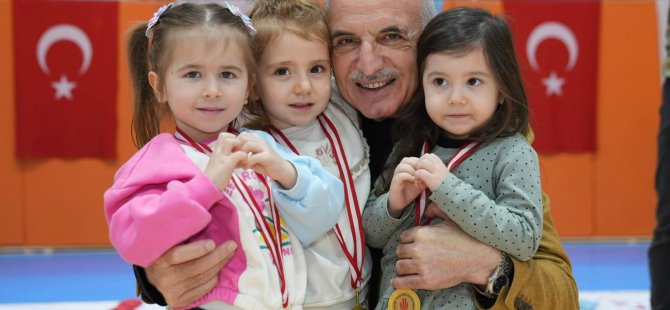 BAŞKAN İSMET YILDIRIM TENEFFÜSTE ÖĞRENCİLERİN SEVİNCİNE ORTAK OLDU