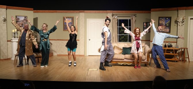 KARTAL'DA KAHKAHALARLA DOLU BİR TİYATRO AKŞAMI