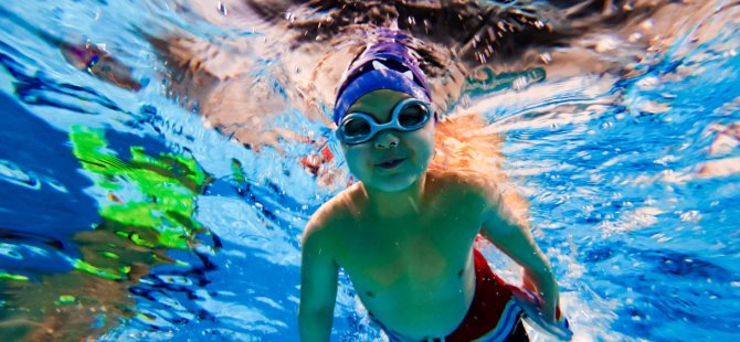 ÜMRANİYE BELEDİYESİ, YÜZME SPORUNU HERKES İÇİN ERİŞİLEBİLİR KILIYOR