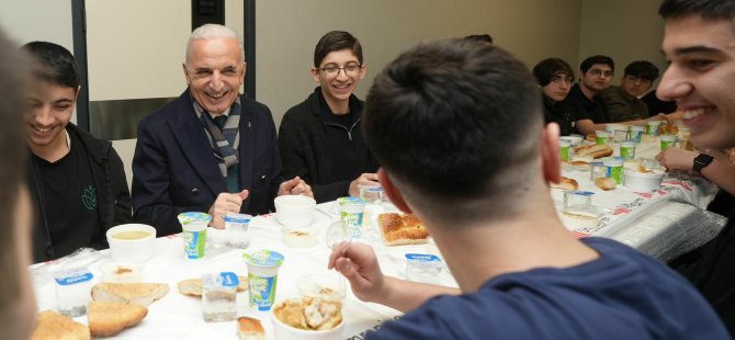 BAŞKAN YILDIRIM, LİSELİ GENÇLERLE İFTAR SOFRASINDA BİR ARAYA GELDİ