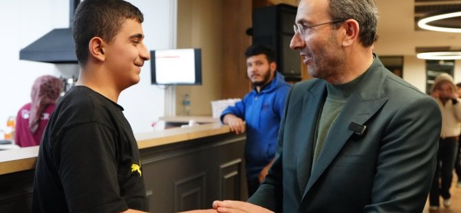 BAŞKAN AHMET CİN, GENÇLERLE KÜTÜPHANEDE İFTAR YAPTI