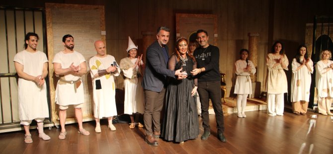 KARTAL'DA TİYATRO RÜZGARI: HAFTA BOYUNCA PERDELER KAPANMIYOR!