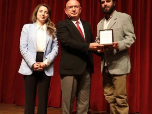 PENDİK'TE ''BEN FİDEL'' RÜZGARI: TİYATRO SEVERLER SALONA SIĞMADI