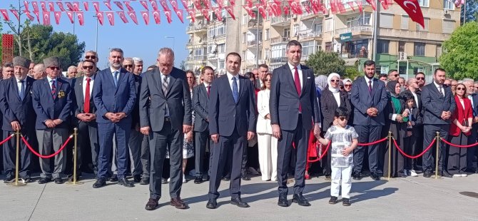 KARTAL MEYDANI'NDA 19 MAYIS COŞKUSU ÇELENK SUNUMU İLE BAŞLADI
