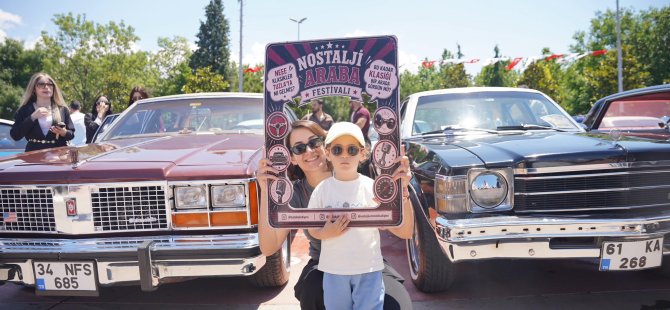 TUZLA'DA NOSTALJİ RÜZGARI: KLASİK OTOMOBİLLER SAHİLDE BULUŞTU