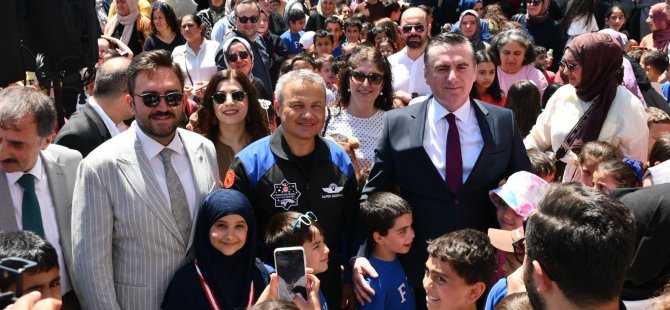 PENDİK'TE KARNE HEYECANI: ALPER GEZERAVCI ÖĞRENCİLERLE BULUŞTU