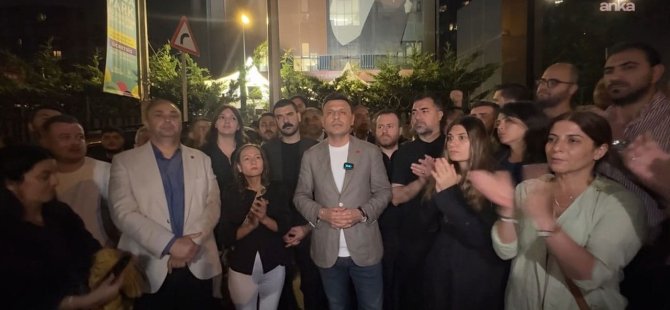 CHP İSTANBUL İL BİNASINDA PANKART KRİZİ:ÇEVİK KUVVET MAKAM KATINA GİRDİ