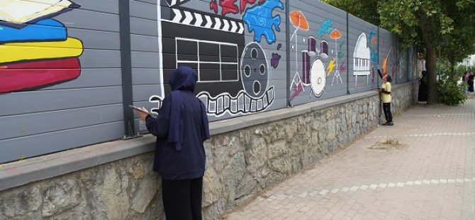 TUZLA'DA GENÇLER SANATTA BULUŞTUKLARI MEKANIN DIŞ DUVARLARINI RENKLENDİRDİ