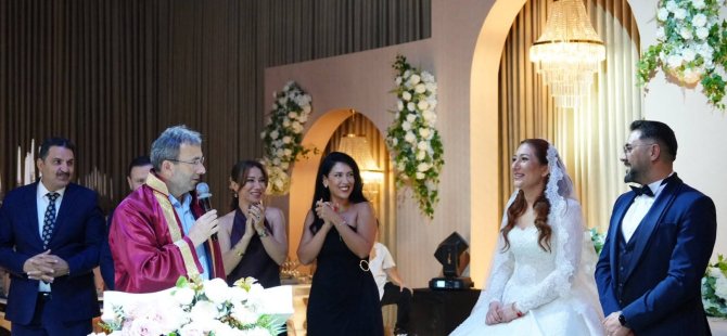 SİYASET VE SPOR DÜNYASINI BULUŞTURAN DÜĞÜN:SÜLEYMAN TURAN'IN YEĞENİ ÖMER TURAN PINAR ALTIPARMAK İLE DÜNYAEVİNE GİRDİ