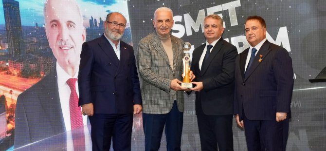 ÜMRANİYE BELEDİYE BAŞKANI İSMET YILDIRIM’A “İSTANBUL’DA YILIN BELEDİYE BAŞKANI” ÖDÜLÜ