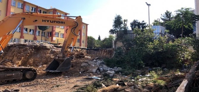 ÇÖKME RİSKİ OLAN OKULUN İSTİNAT DUVARI YENİLENİYOR