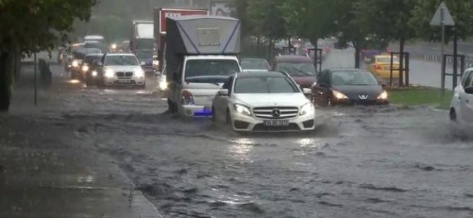 İSTANBUL'DA GÖK GÜRÜLTÜLÜ SAĞANAK YAĞMUR BAŞLADI