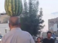 10 KİLOLUK KARPUZLA BÖYLE DOLAŞTI