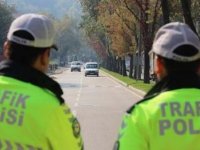 ARAÇ İÇİNDE SİGARA İÇEN SÜRÜCÜLERE CEZA KESİLDİ