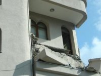 ŞİŞLİ'DE BEŞ KATLI APARTMANIN BALKONU ÇÖKTÜ