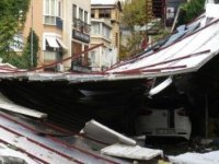ŞİDDETLİ FIRTINA MALTEPE'DE ÇATILARI UÇURDU