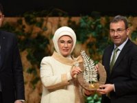 BAŞKAN CİN SIFIR ATIK ÖDÜLÜNÜ EMİNE ERDOĞAN'DAN ALDI