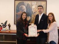 BAŞKAN GÖKHAN YÜKSELYENİ İŞ YERİ AÇAN  ESNAFLARA RUHSATLARINI VERDİ