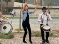 BÖYLE BOŞANMA GÖRÜLMEDİ ADLİYE ÖNÜNDE GÖBEK ATTI