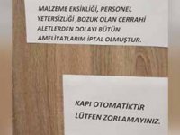 DEVLET HASTANESİNİN İÇ YÜZÜNÜ KAPIYA ASIP PROTESTO ETTİ