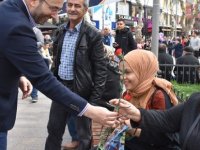 BAŞKAN AHMET CİN KADINLAR GÜNÜ'NDE KADINLARA ÇİÇEK DAĞITTI