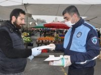 PENDİK BELEDİYESİ'NDEN PAZAR GİRİŞ VE ÇIKIŞLARA MASKE DAĞITIMI