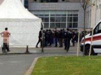 MERSİN'DE  BİR GARİP PROTESTO! TEST SIRASINA İSYAN EDEN YURTTAŞ HASTANE ÖNÜNDE  SOYUNDU