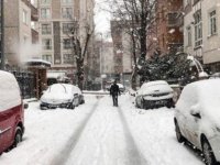 İSTANBUL KAR YAĞIŞINA TESLİM OLDU ARA CADDELERİN TUZLANMASI UNUTULDU