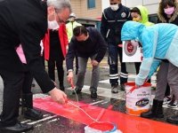 TUZLA'DA YAYA GEÇİTLERİ KIRMIZIYA BOYANDI