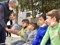 TUZLALI ÇOCUKLARDAN YÜREKLERİ ISITAN GÖRÜNTÜ