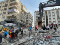 ŞANLIURFA'DA 7 KATLI AĞIR HASARLI BİNA ÇÖKTÜ