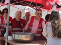 CHP PENDİK İLÇE KADIN KOLLARI BAŞKANLIĞI VATANDAŞLARA AŞURE DAĞITTI