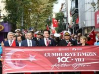 PENDİK'TE CUMHURİYETİN 100 YILI 100 METRELİK TÜRK BAYRAĞI KORTEJ YÜRÜYÜŞÜ İLE KUTLANDI