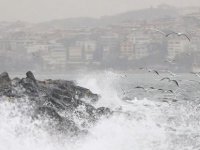 İSTANBUL'DA ŞİDDETLİ YAĞMUR VE FIRTINA ETKİSİNİ SÜRDÜRÜYOR