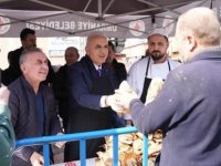 BAŞKAN YILDIRIM OTO SANAYİNİN EMEKTAR ESNAFINA BALIK EKMEK DAĞITTI